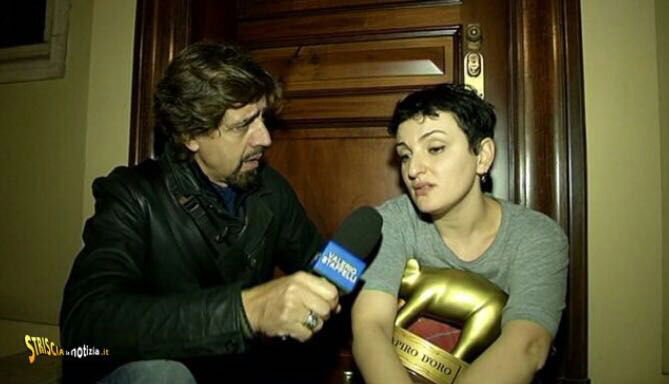 Arisa, attapirata da Valerio Staffelli, dichiara: “Prima della diretta di ‘X Factor’ ero molto ansiosa… e ho esagerato con lo spumante!” article-post