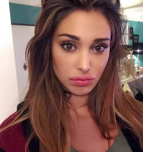 Spavento per Belén Rodriguez: incidente nel suo locale milanese, ma intanto sui social scoppia la polemica dei fan contro Andrea Iannone preview