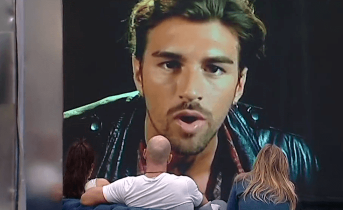 Andrea Damante invia un videomessaggio nella Casa del ‘Gf Vip’ ed è subito bufera: il video preview