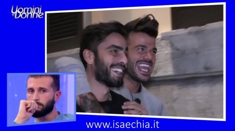 Claudio Sona e Mario Serpa paparazzati dai fan: ecco la prima foto della coppia dopo la scelta a ‘Uomini e Donne’