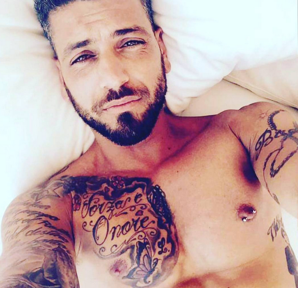 Alessandro Calabrese si difende dalle critiche e su Instagram scrive: “A volte l’amore non ti fa vedere cose che tutti vedono e l’odio ti fa pensare cose che non esistono!” preview