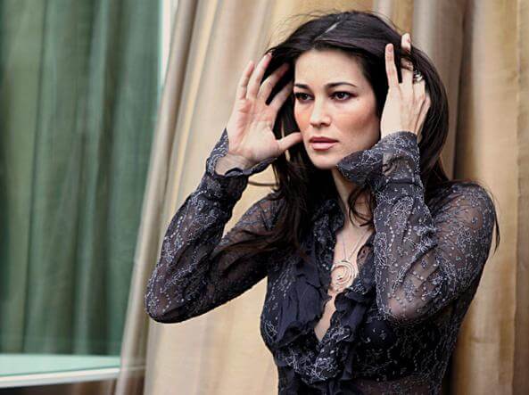 Manuela Arcuri, compenso superiore a 9mila euro per accendere le luci natalizie a Salerno… ed è subito polemica! article-post