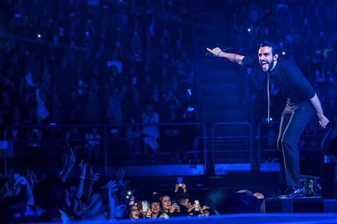 Fattore M: spazio dedicato a Marco Mengoni. È partito ufficialmente il tour europeo. Marco ospite di Paola Gallo a Radio Italia preview