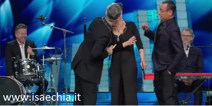 ‘Sanremo 2017’, la seconda serata: il bacio tra Robbie Williams e Maria De Filippi, la simpatia di Francesco Totti, la voce di Giorgia e Keanu Reeves chitarrista