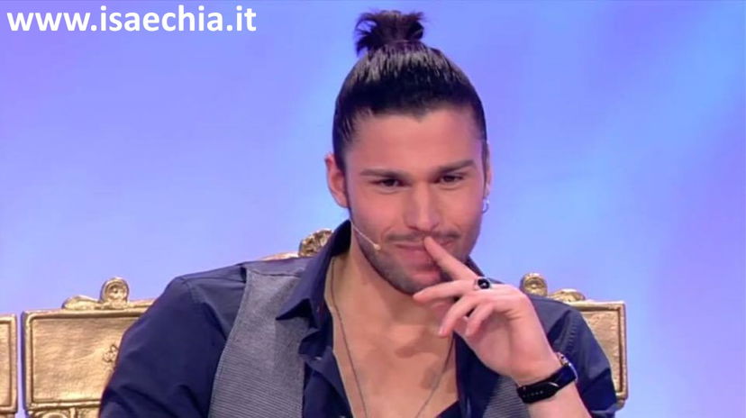 ‘Uomini e Donne’, Luca Onestini stregato dalle gambe di Alessia Cammarota! (video) preview