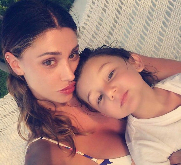 Belen Rodriguez su Santiago De Martino: “Meglio in giro per il mondo con la mamma che a scuola!” preview