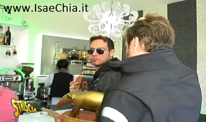 ‘Striscia La Notizia’, Gabriel Garko rifiuta il Tapiro d’Oro e “investe” Valerio Staffelli (video) preview