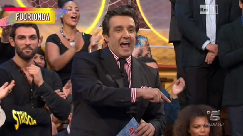 Flavio Insinna viene incredibilmente smascherato da ‘Striscia La Notizia’! (Video) preview