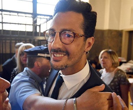 Fabrizio Corona condannato a un anno: la procura ne chiedeva cinque. Lui esulta e fa una dichiarazione alla fidanzata Silvia Provvedi article-post