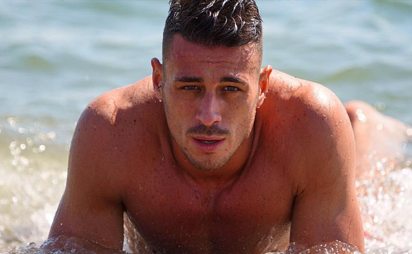 ‘Uomini e Donne’, l’ex corteggiatore Mattia Marciano contestato durante una serata (video) preview