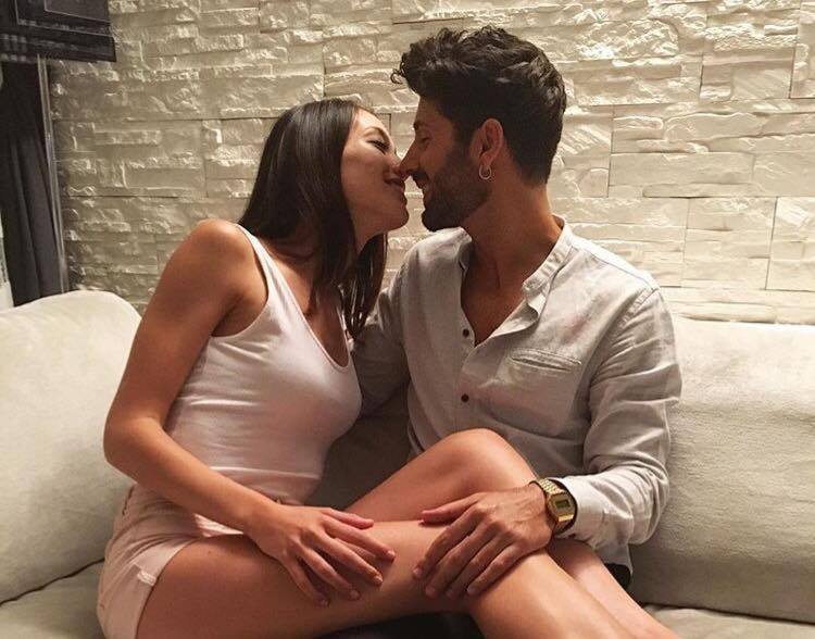‘Uomini e Donne’, Ginevra Pisani e Claudio D’Angelo volano a Santorini per festeggiare 7 mesi d’amore! (foto) preview