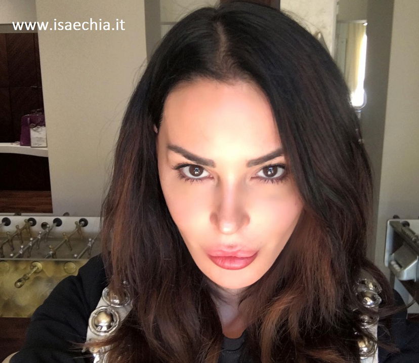 Nina Moric pubblica un singolare annuncio su Facebook: pioggia di critiche dai fan! preview