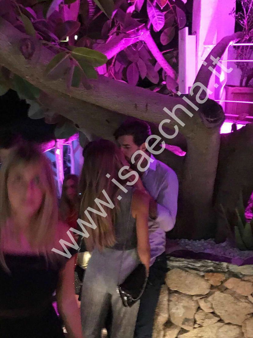 Andrea Melchiorre avvistato in discoteca mentre bacia una bionda misteriosa. E Giulia Latini? (foto) preview
