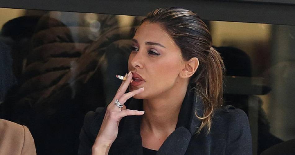 Belen Rodriguez fuma sull’aereo privato, atterraggio d’emergenza a Lamezia Terme per la showgirl argentina article-post