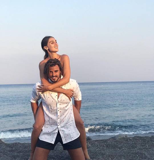 Francesco Monte e Cecilia Rodriguez festeggiano quattro anni d’amore con un viaggio a Santorini (foto) preview