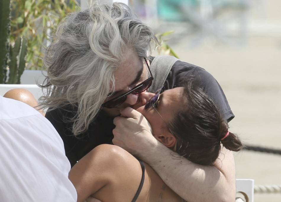 Morgan e Alessandra Cataldo, baci appassionati sotto il sole della Versilia (Foto)