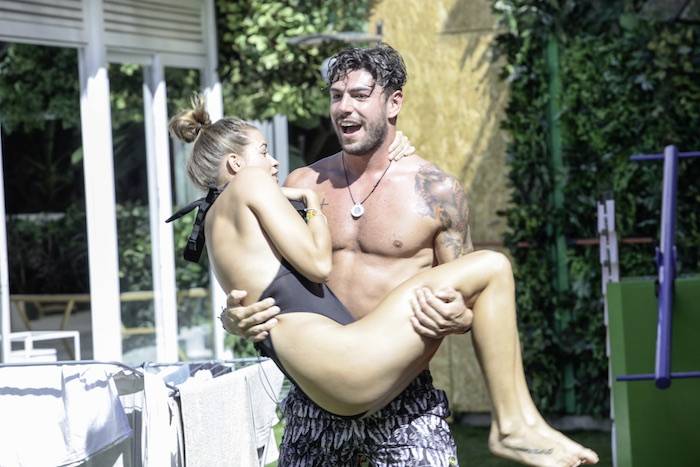 ‘Grande Fratello Vip 2’, volano due aerei sulla Casa più spiata d’Italia: i fan spingono per la coppia Ivana Mrazova e Ignazio Moser, mentre Ricky Tognazzi manda un messaggio alla sua Simona Izzo! (Video) article-post