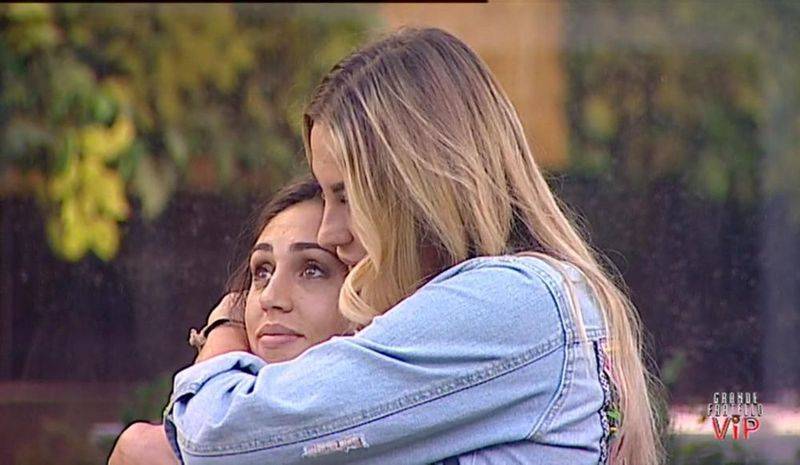 Francesco Monte fa volare un aereo sulla Casa del ‘Grande Fratello Vip 2’ per rassicurare la sua Cecilia Rodriguez! (Video) preview