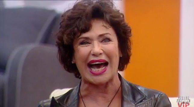 Corinne Clery completamente nuda in piscina durante i festeggiamenti di Halloween nella Casa del ‘Gf Vip 2’! (Video) preview