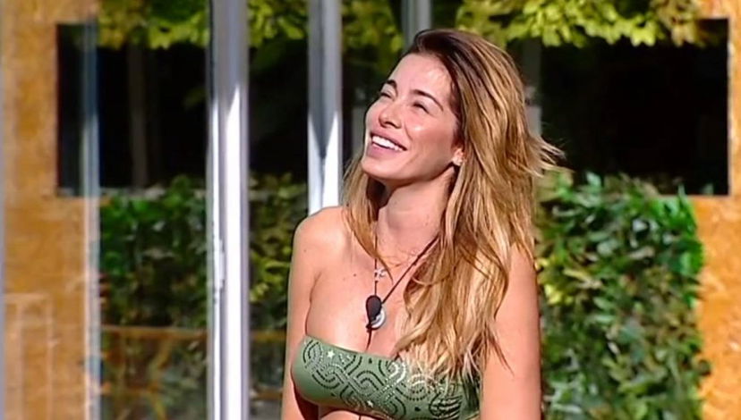 Aida Yespica, il fidanzato fa volare un altro aereo per la showgirl sulla Casa del ‘Gf Vip 2’. Ma lei e Cecilia Rodriguez scherzano così… preview