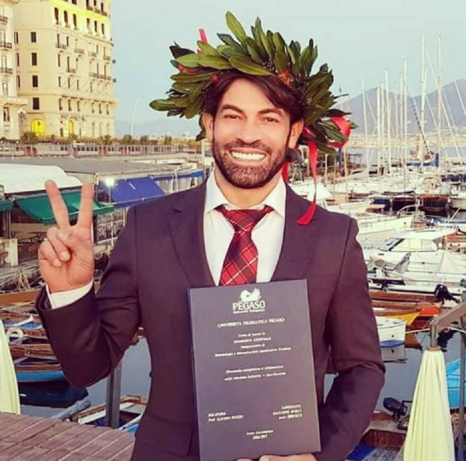 ‘Uomini e Donne’, Gianni Sperti si è laureato! (foto)
