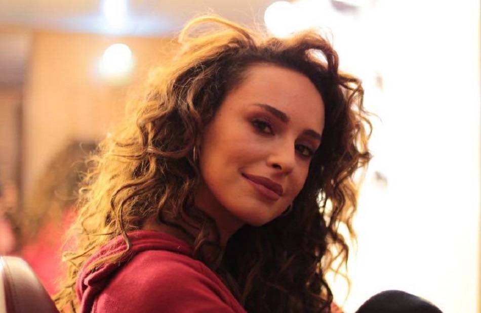 Sara Affi Fella in diretta Facebook: “Sono single, con Nicola Panico è finita da tempo. Alle pseudoamiche che mi attaccano adesso dico di prenderselo nel culo perché hanno rotto!”. Intanto Nicola a IsaeChia.it scrive che… article-post