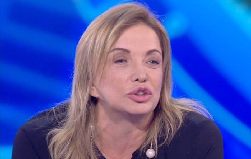 ‘Gf Vip 2’, Simona Izzo attacca Cecilia Rodriguez: “Hai cambiato amore come si cambia canale! Ignazio Moser? Un ragazzo che monta in sella alle ragazze come fossero biciclette!” article-post