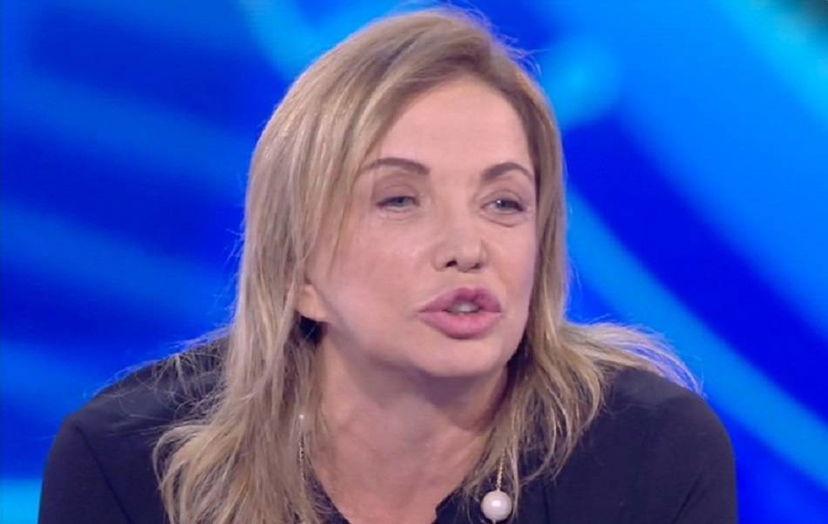 ‘Gf Vip 2’, Simona Izzo attacca Cecilia Rodriguez: “Hai cambiato amore come si cambia canale! Ignazio Moser? Un ragazzo che monta in sella alle ragazze come fossero biciclette!” preview