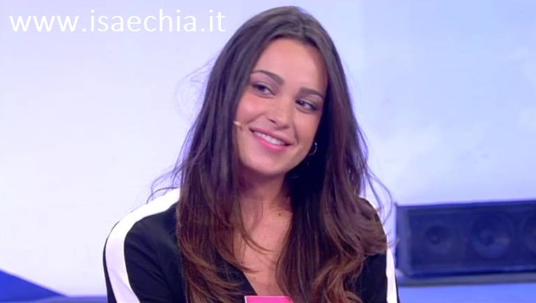 ‘Uomini e Donne’, Vittoria Deganello si è rifatta il seno? Le foto del prima e del dopo preview