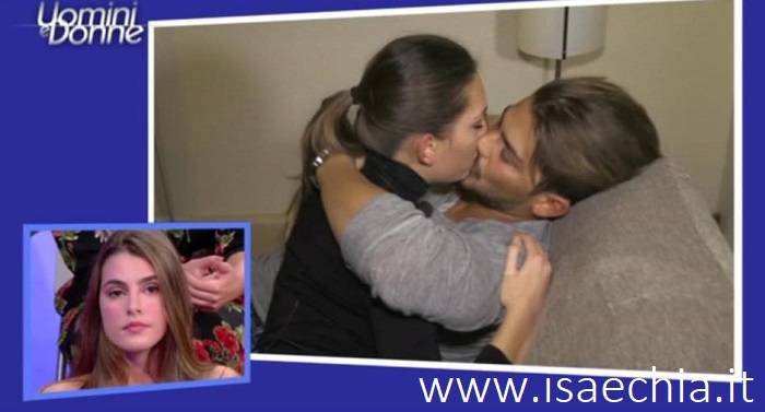 ‘Uomini e Donne’, Paolo Crivellin e Angela Caloisi avvistati in esterna a Napoli (foto) article-post