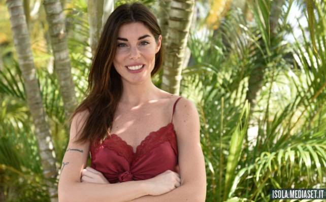 ‘Isola 13’, Bianca Atzei risponde ai naufraghi che la criticano: “Se ci sono persone che vogliono provocarti solo per fare due serate in più, non mi faccio tirare dentro!” preview