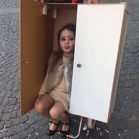 ‘Grande Fratello Vip 2’, per Carnevale bambini travestiti da personaggi del reality: c’è anche Cecilia Rodriguez nell’armadio! (Foto) article-post