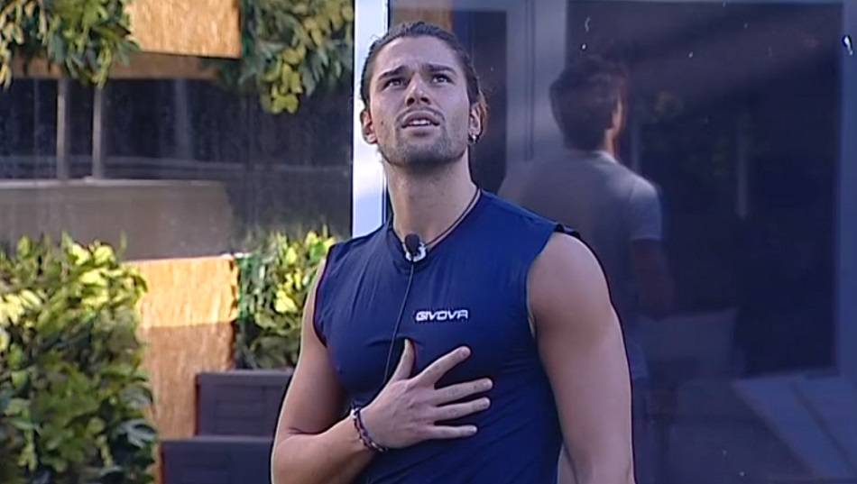 ‘Gf Vip 2’, la misteriosa ammiratrice che inviò gli aerei a Luca Onestini esce allo scoperto: “Sono delusa: non mi ha mai scritto alla mail che avevo creato per lui!” article-post