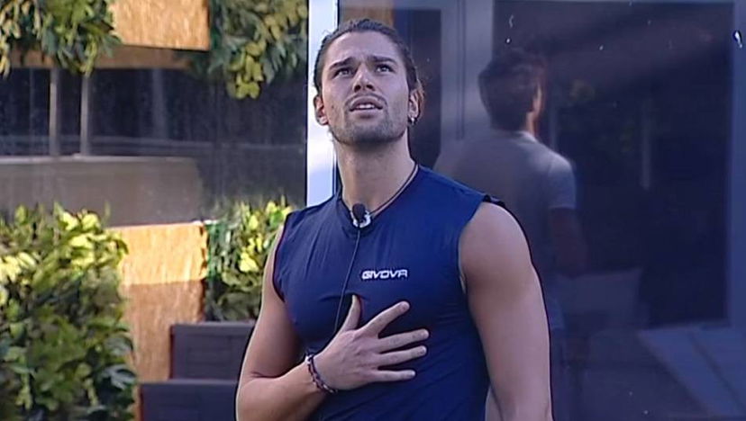 ‘Gf Vip 2’, la misteriosa ammiratrice che inviò gli aerei a Luca Onestini esce allo scoperto: “Sono delusa: non mi ha mai scritto alla mail che avevo creato per lui!” preview