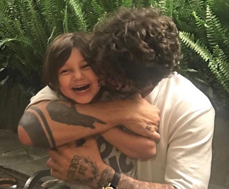 Stefano De Martino a cuore aperto: “Sono partito per l”Isola 13′ anche per mio figlio Santiago. Gli ho spiegato che per comprare ciò che gli piace i grandi devono lavorare!” preview