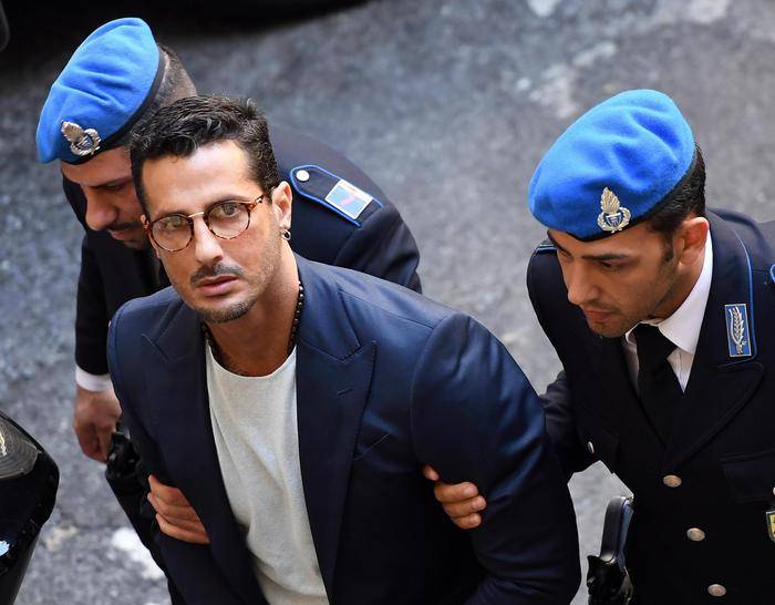 Fabrizio Corona fuori dal carcere: l’ex re dei paparazzi è stato affidato a una comunità! preview