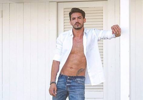 ‘Isola 13’, Pietro Tartaglione contro la mamma di Chiara Nasti: “Quando le signore adulte fanno le ragazzine fanno una pessima figura!” preview