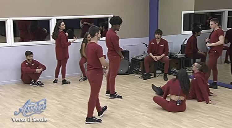 ‘Amici 17’, tutti i ballerini contro Bryan Ramirez: “Sei falso!” (Video) preview