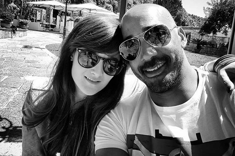 ‘Isola 13’, la moglie di Amaurys Perez rimanda al mittente le insinuazioni su suo marito: “Lui ha dormito sotto le coperte con Cecilia Capriotti ma…” article-post