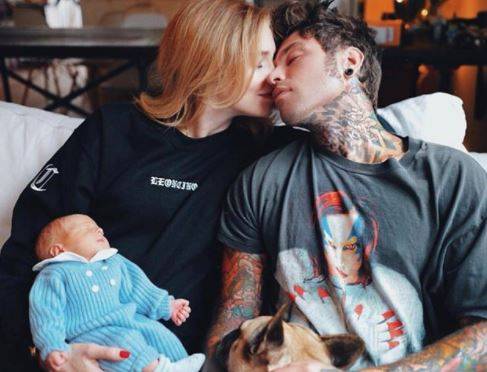 Chiara Ferragni e Fedez, sui social scoppia la polemica sulla sovraesposizione del piccolo Leone nei suoi primi giorni di vita (video) preview