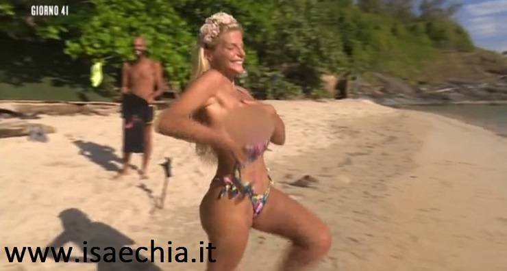 ‘Isola 13’, Francesca Cipriani sorprende i naufraghi e si denuda in mare (video)