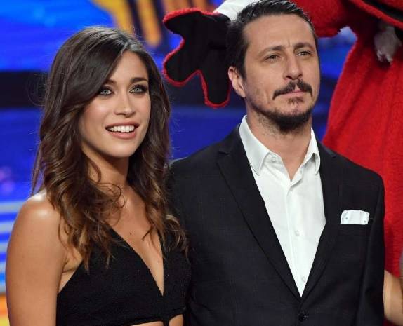 ‘Striscia La Notizia’, l’ex velina Ludovica Frasca dimentica Luca Bizzarri e viene paparazzata tra le braccia di un altro uomo! (Foto) preview