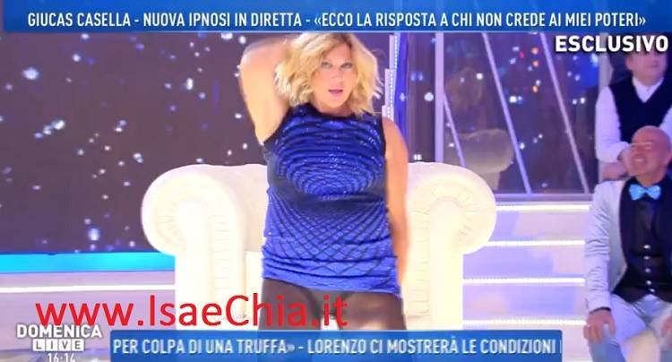 ‘Domenica Live’, Giucas Casella ipnotizza Nadia Rinaldi e l’ex naufraga si scatena e… mostra l’intimo! (video)