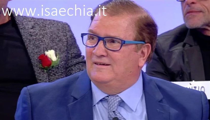 ‘Uomini e Donne’, il web insorge contro il cavaliere del Trono over Domenico dopo i baci rubati a Tina Cipollari e Gemma Galgani preview