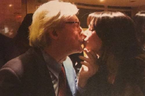 ‘Uomini e Donne’, Federica Benincà bacia Vittorio Sgarbi e su Marco Cartasegna afferma: “Mi ha detto di essersi vergognato di avermi aperto le porte di casa sua!” preview