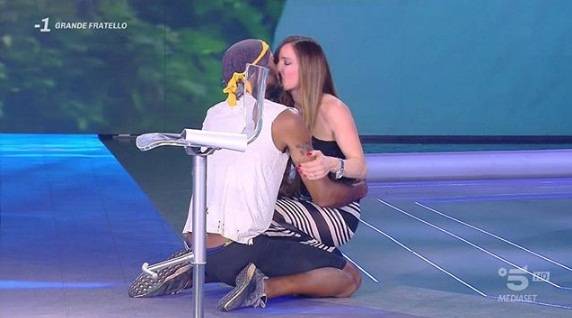 Amaurys Perez furioso: “Se ho tradito mia moglie Angela Rende all”Isola 13′? E’ una falsità e sono pronto a querelare chiunque racconti ancora il contrario!” preview