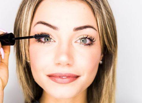 ‘Uomini e Donne’, è make-up mania: anche Camilla Mangiapelo lancia il suo canale YouTube dedicato ai tutorial! (Video) preview