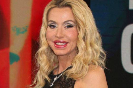 ‘Temptation Island Vip’, il magazine di Alfonso Signorini lancia lo scoop: Valeria Marini avrebbe perso la testa per un tentatore! preview
