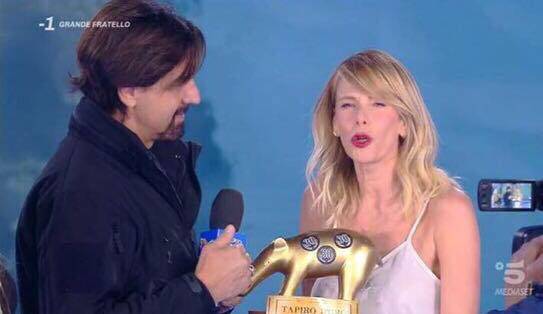 ‘Isola 13’, incursione di Valerio Staffelli in diretta per consegnare l’ennesimo Tapiro d’Oro ad Alessia Marcuzzi. Fischi per l’inviato di ‘Striscia la Notizia’ (video) preview