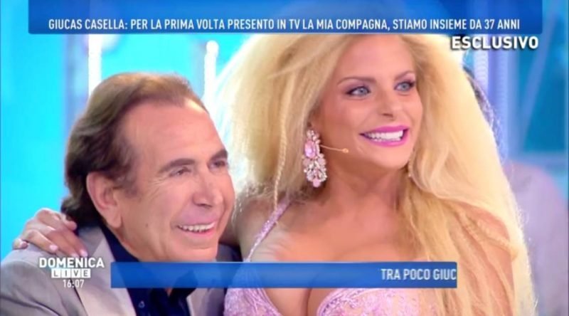 ‘Domenica Live’, Giucas Casella ipnotizza Francesca Cipriani… e lei bacia tutti! (Video)